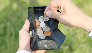 右手でコインを取出すときには、コイン収納部の右側を倒せば、底の面積が広がり更に取出しやすくなります。