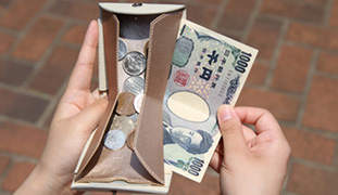 お札もカードも取り出しやすい