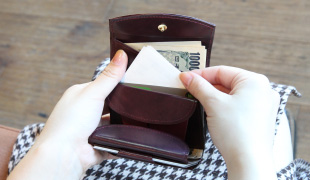 新たに鍵用ポケットを追加。レシートやクーポンなども挟めて便利