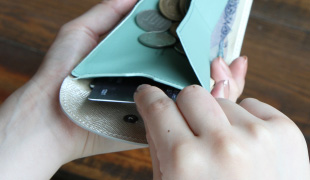 右手でコインを取出すときには、コイン収納部の右側を倒せば、底の面積が広がり更に取出しやすくなります。