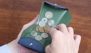 右手でコインを取出すときには、コイン収納部の右側を倒せば、底の面積が広がり更に取出しやすくなります。