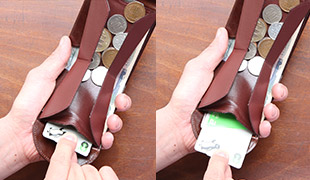 右手でコインを取出すときには、コイン収納部の右側を倒せば、底の面積が広がり更に取出しやすくなります。
