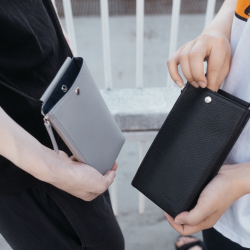 本革スマートフォンポシェット「スキッフォン(Skiphon)」