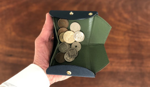 右手でコインを取出すときには、コイン収納部の右側を倒せば、底の面積が広がり更に取出しやすくなります。